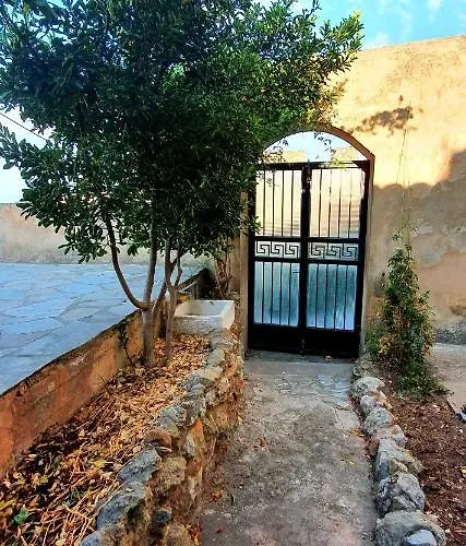 Nyaraló Traditional Hillside Gíthio