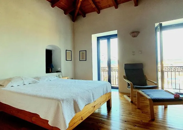 Nyaraló Traditional Hillside Gíthio